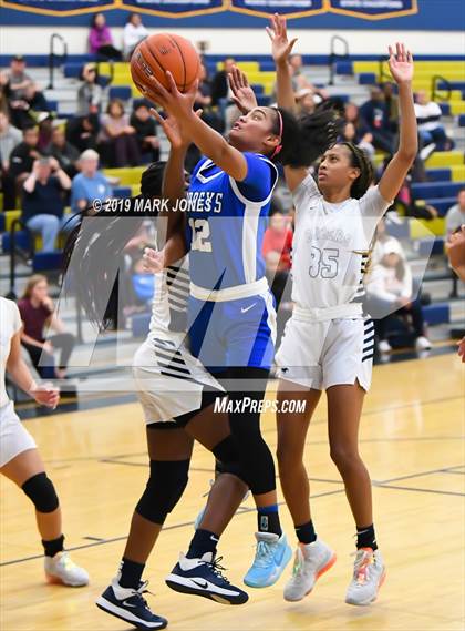 Thumbnail 2 in La Jolla Country Day vs. Sierra Canyon (Nike Tournament of Champions)  photogallery.