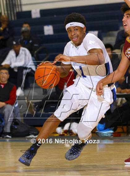 Thumbnail 3 in Cantwell-Sacred Heart vs. Windward (MLK Day Showdown) photogallery.