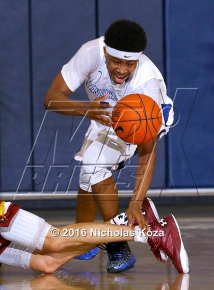 Thumbnail 3 in Cantwell-Sacred Heart vs. Windward (MLK Day Showdown) photogallery.