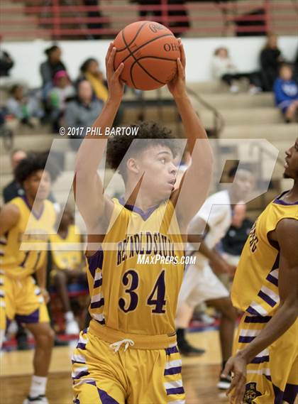 Thumbnail 2 in Chillicothe vs Reynoldsburg (Stephen Gussler Invitational) photogallery.
