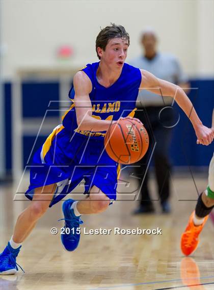 Thumbnail 2 in Alamo Heights vs. Houston (5A Bidistrict) photogallery.
