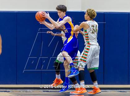 Thumbnail 1 in Alamo Heights vs. Houston (5A Bidistrict) photogallery.