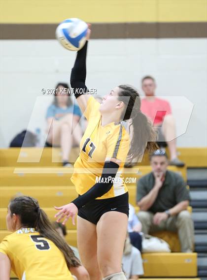 Thumbnail 3 in Quad Meet @ Adams photogallery.