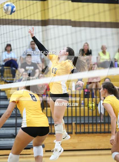 Thumbnail 3 in Quad Meet @ Adams photogallery.