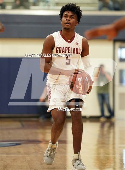 Thumbnail 3 in Grapeland vs. Tenaha (UIL 2A Regional Semifinal) photogallery.