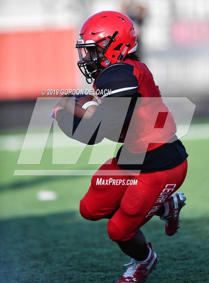Thumbnail 3 in Cedar Hill Spring Game photogallery.