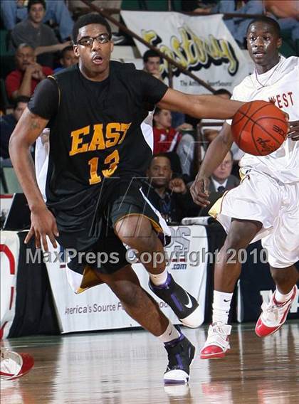Thumbnail 3 in Half Hollow Hills West vs. Rochester East  (NYSPHSAA Class AA Semifinal) photogallery.