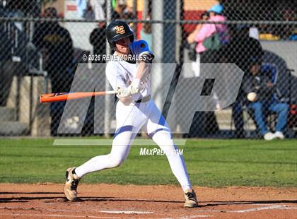 Thumbnail 2 in Montebello vs La Canada photogallery.