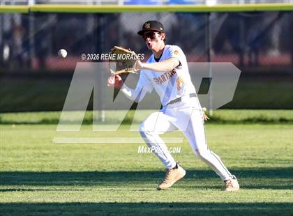 Thumbnail 2 in Montebello vs La Canada photogallery.