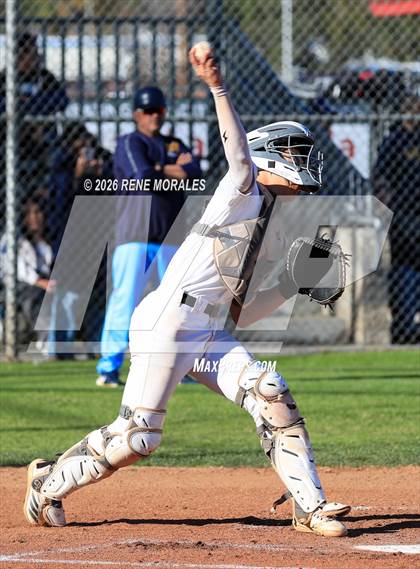 Thumbnail 2 in Montebello vs La Canada photogallery.