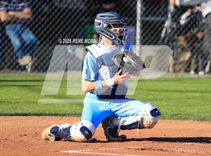 Thumbnail 1 in Montebello vs La Canada photogallery.