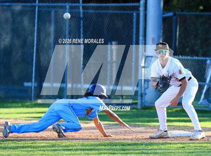 Thumbnail 3 in Montebello vs La Canada photogallery.