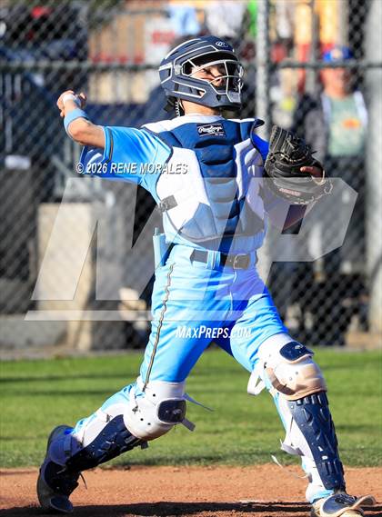 Thumbnail 2 in Montebello vs La Canada photogallery.
