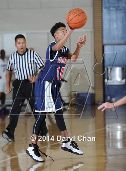 Thumbnail 3 in St. Anthony vs Leuzinger (Rose City Roundball Classic) photogallery.