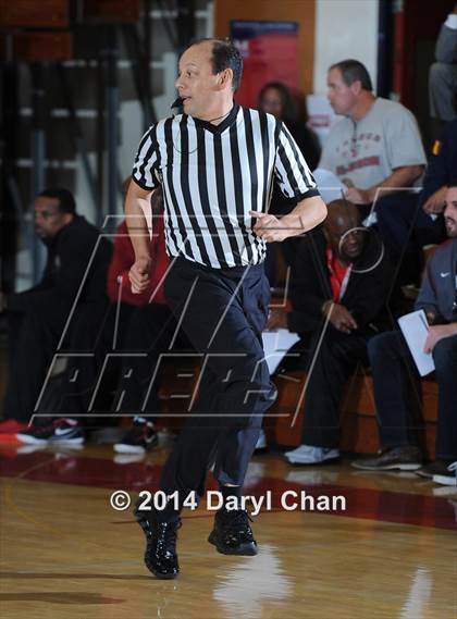 Thumbnail 2 in St. Anthony vs Leuzinger (Rose City Roundball Classic) photogallery.