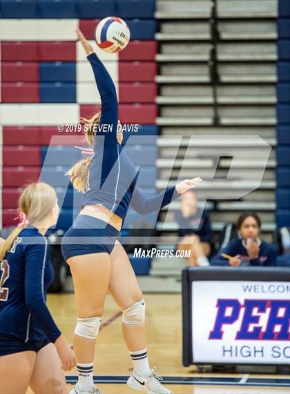 Thumbnail 3 in Hamilton vs Perry photogallery.