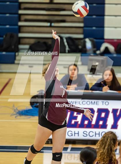 Thumbnail 3 in Hamilton vs Perry photogallery.
