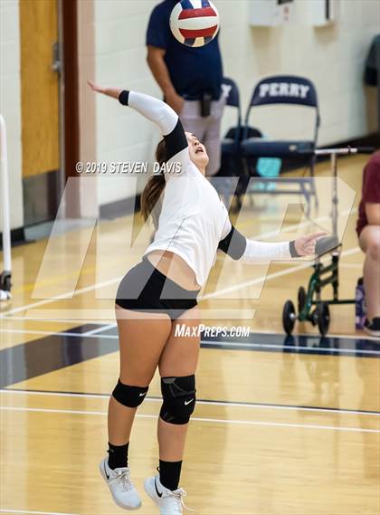 Thumbnail 3 in Hamilton vs Perry photogallery.