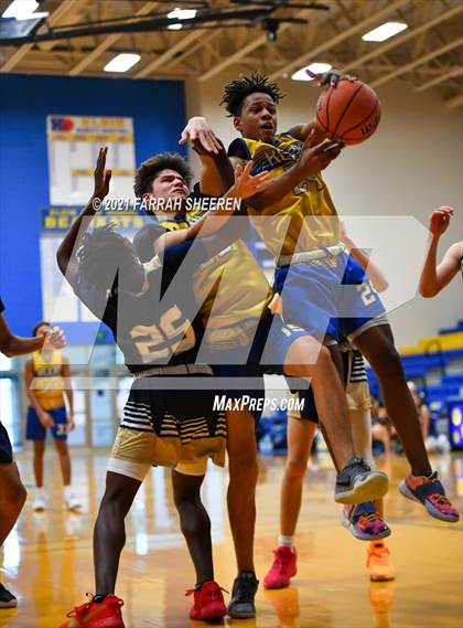 Thumbnail 3 in Klein Collins @ Klein (B Teams) photogallery.