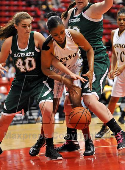 Thumbnail 3 in La Costa Canyon vs. Serra (CIF SDS D2 Final) photogallery.