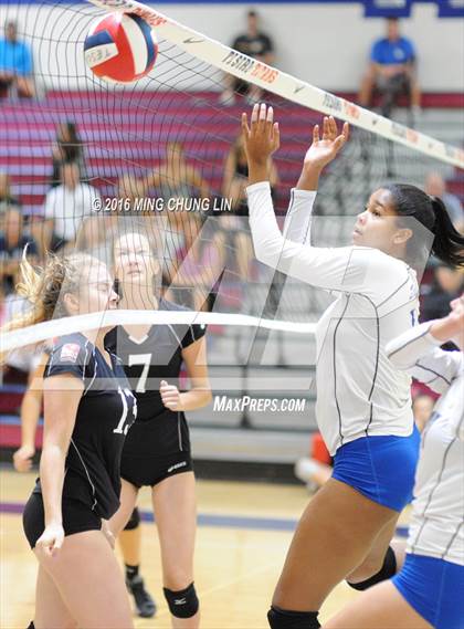 Thumbnail 3 in Dana Hills vs. San Clemente (OC Varsity Classic) photogallery.