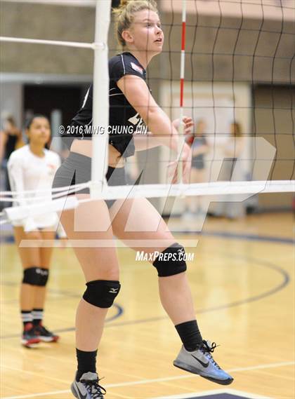 Thumbnail 3 in Dana Hills vs. San Clemente (OC Varsity Classic) photogallery.