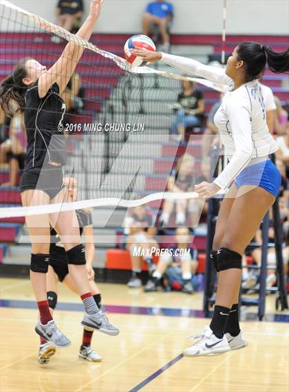 Thumbnail 1 in Dana Hills vs. San Clemente (OC Varsity Classic) photogallery.