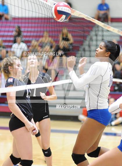 Thumbnail 1 in Dana Hills vs. San Clemente (OC Varsity Classic) photogallery.