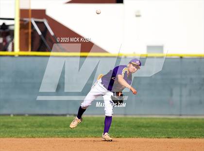 Thumbnail 2 in Paramount vs. Lynwood photogallery.