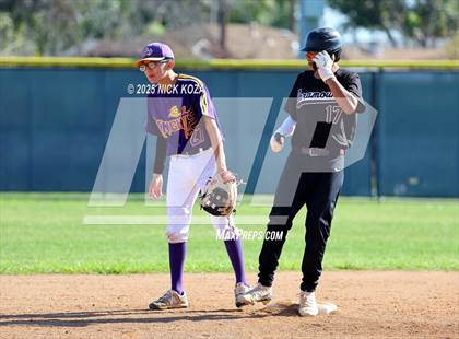 Thumbnail 2 in Paramount vs. Lynwood photogallery.