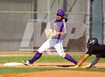 Thumbnail 2 in Paramount vs. Lynwood photogallery.
