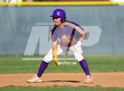 Thumbnail 2 in Paramount vs. Lynwood photogallery.