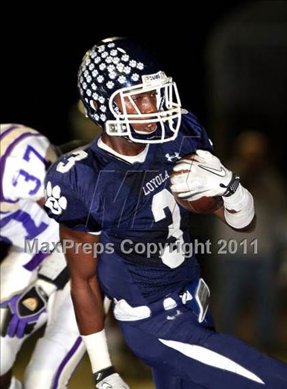 Thumbnail 3 in Loyola vs. Valencia photogallery.