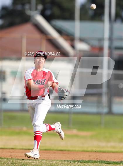 Thumbnail 3 in Montebello vs La Salle photogallery.