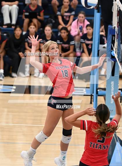 Thumbnail 2 in Corona del Mar vs. Tesoro photogallery.