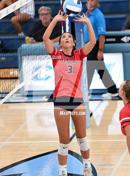 Thumbnail 3 in Corona del Mar vs. Tesoro photogallery.