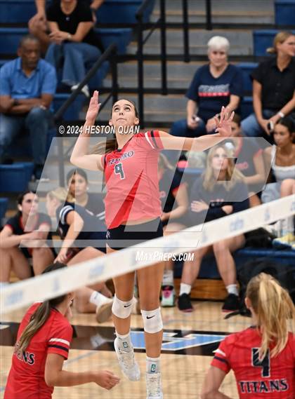 Thumbnail 3 in Corona del Mar vs. Tesoro photogallery.