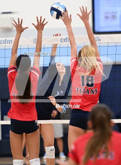 Thumbnail 3 in Corona del Mar vs. Tesoro photogallery.