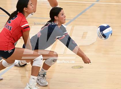 Thumbnail 3 in Corona del Mar vs. Tesoro photogallery.