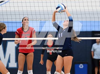 Thumbnail 2 in Corona del Mar vs. Tesoro photogallery.