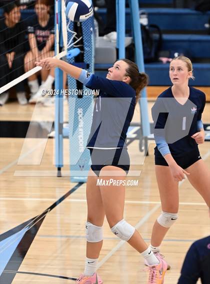 Thumbnail 3 in Corona del Mar vs. Tesoro photogallery.