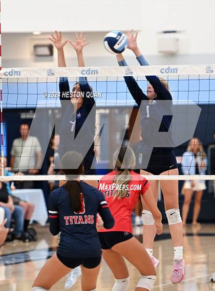 Thumbnail 3 in Corona del Mar vs. Tesoro photogallery.