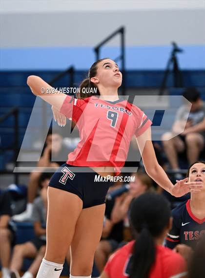 Thumbnail 2 in Corona del Mar vs. Tesoro photogallery.