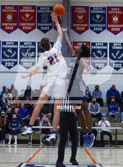 Thumbnail 3 in Venice @ Viewpoint (CIF D3 Southern Regional Final) photogallery.
