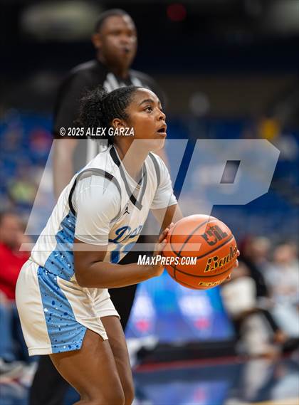 Thumbnail 2 in Decatur vs. La Vega (UIL 4A Basketball Division I Final) photogallery.