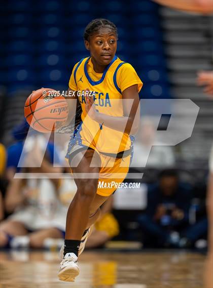 Thumbnail 3 in Decatur vs. La Vega (UIL 4A Basketball Division I Final) photogallery.