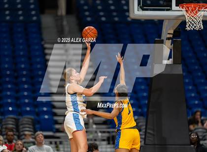 Thumbnail 3 in Decatur vs. La Vega (UIL 4A Basketball Division I Final) photogallery.