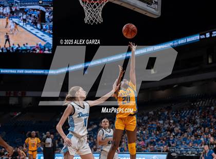Thumbnail 2 in Decatur vs. La Vega (UIL 4A Basketball Division I Final) photogallery.
