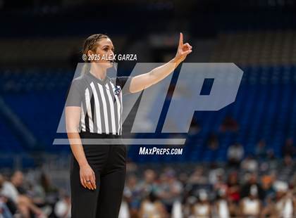 Thumbnail 2 in Decatur vs. La Vega (UIL 4A Basketball Division I Final) photogallery.