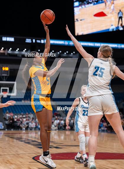 Thumbnail 1 in Decatur vs. La Vega (UIL 4A Basketball Division I Final) photogallery.